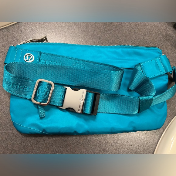 Lululemon athletics belt bag / Fanny Pack. Teal colored - Picture 5 of 7